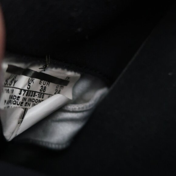 Boys Nike Air Jordan 11 Retro Concord Blk, Wht 378038-100 High Top Sneakers 5.5Y - Picture 6 of 7